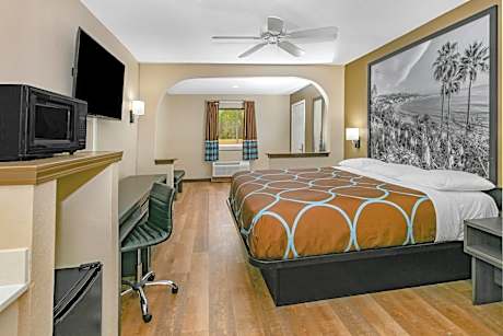 King Suite - Non-Smoking