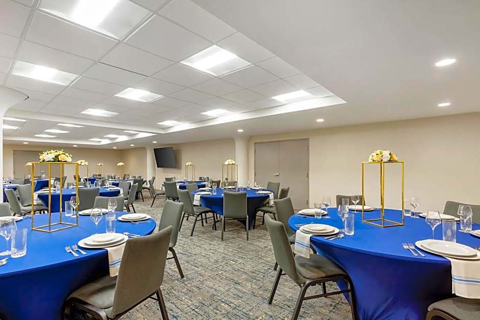 Comfort Inn & Suites Newark Liberty International Airport