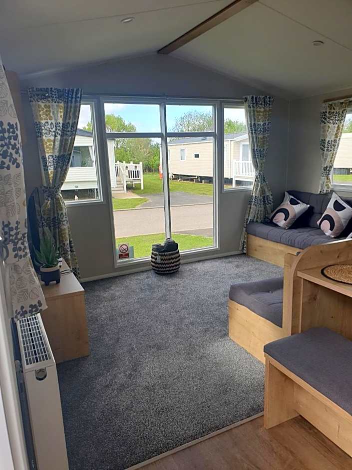 16 anglers acre luxury hot tub break tattershall lakes