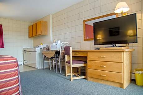 Queen Room with Kitchen- Non-Smoking