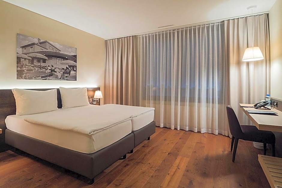 Hotel one66 (free parking garage)