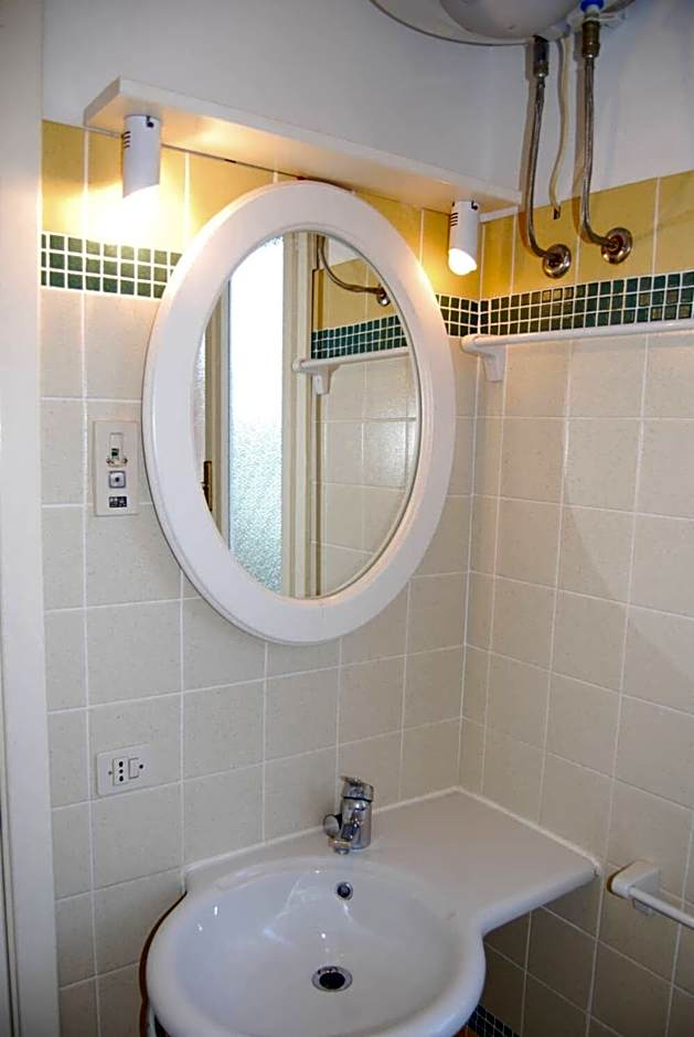One-bedroom flat with balcony and AC