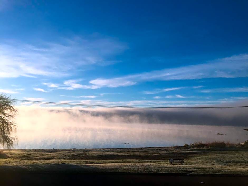 Jack & Di's Lakefront Motel