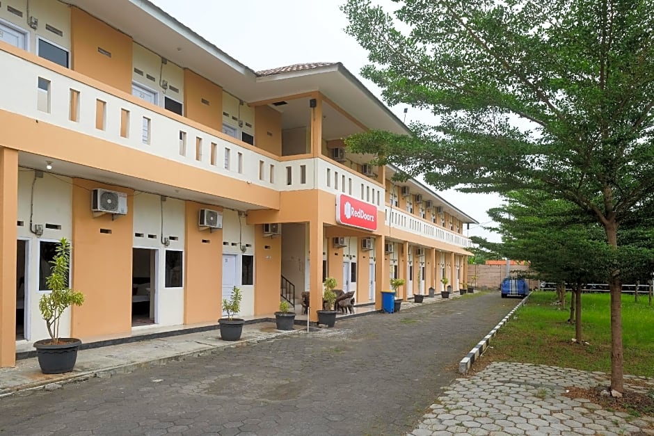 RedDoorz @ Putri Syariah Brebes