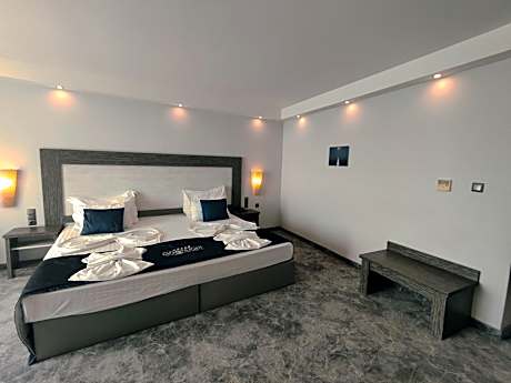 Junior Suite Sea View (2 Adults + 2 Children)