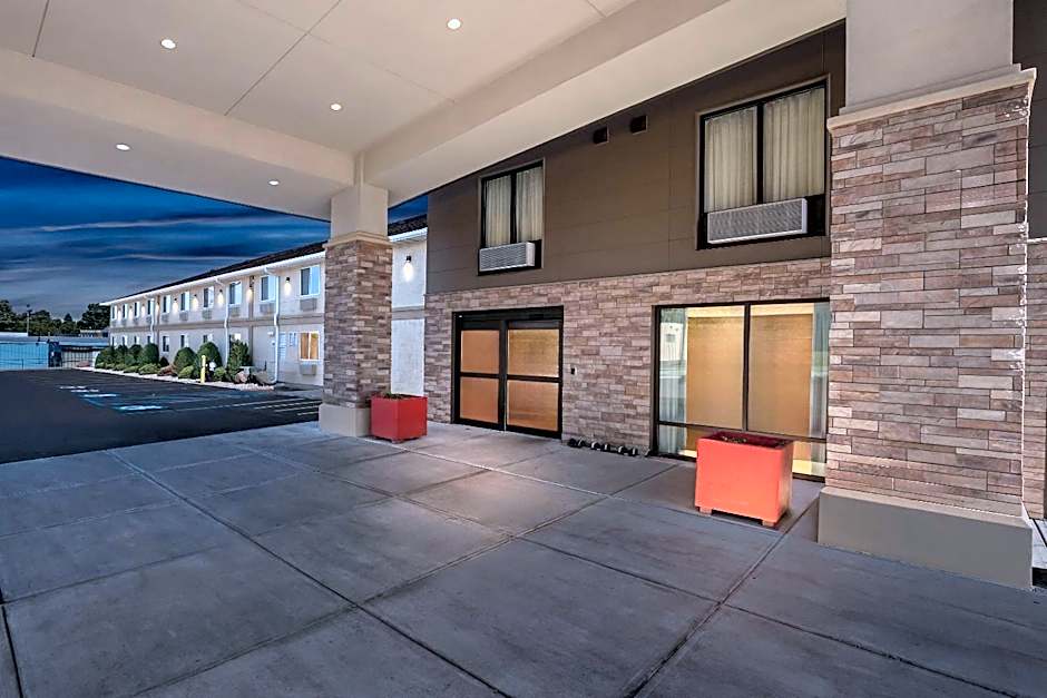 Red Roof Plus+ & Suites Malone