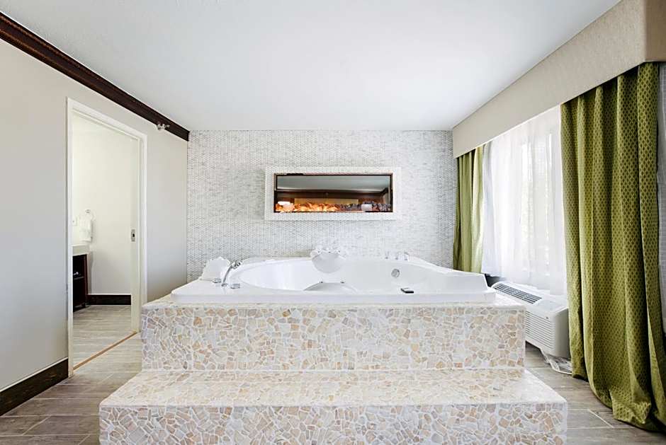 Photo 1 of 3 of 1 King Bed Suite, Whirlpool, Corner