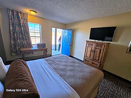 Queen Room with Mountain View - Non-smoking