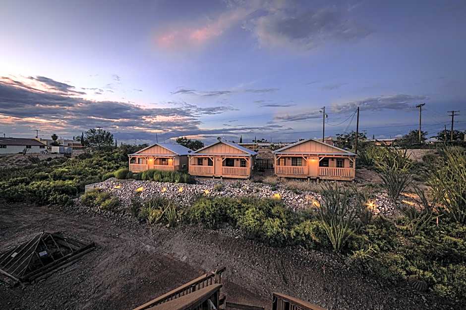 -Pet Friendly- Miners Cabin #5 -Two Double Beds - Private Balcony