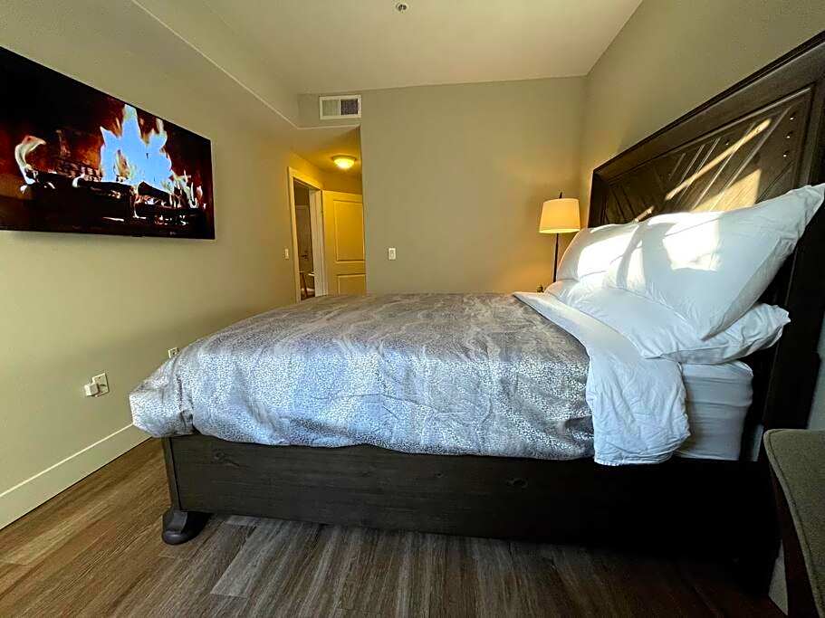 Cozy 2 Bedroom 2 Bathroom Condo with Pool, Gym, Spa