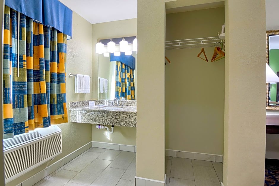 Rodeway Inn & Suites