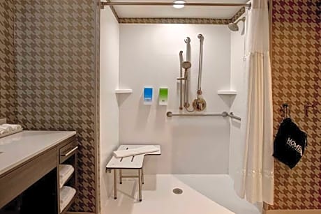 2Queen Accessible Roll In Shower Studio Nosmk