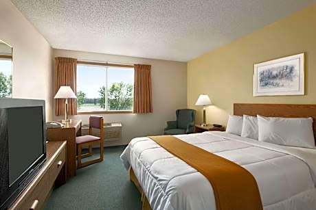 Queen Room with Roll-In Shower - Mobility Accessible/Non-Smoking