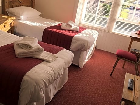 Twin room-Standard-Ensuite with Shower