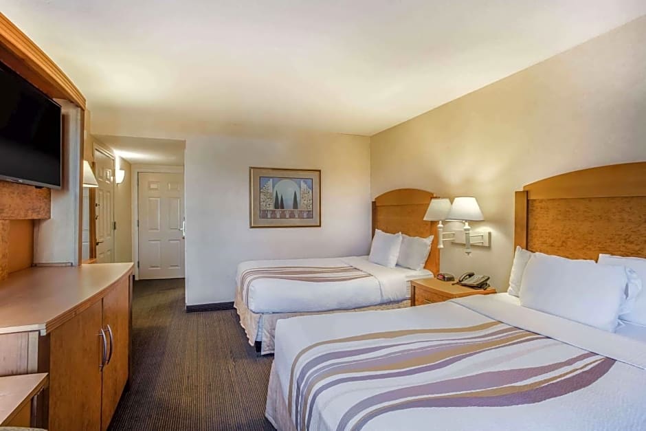 La Quinta Inn & Suites by Wyndham Islip Macarthur Airport