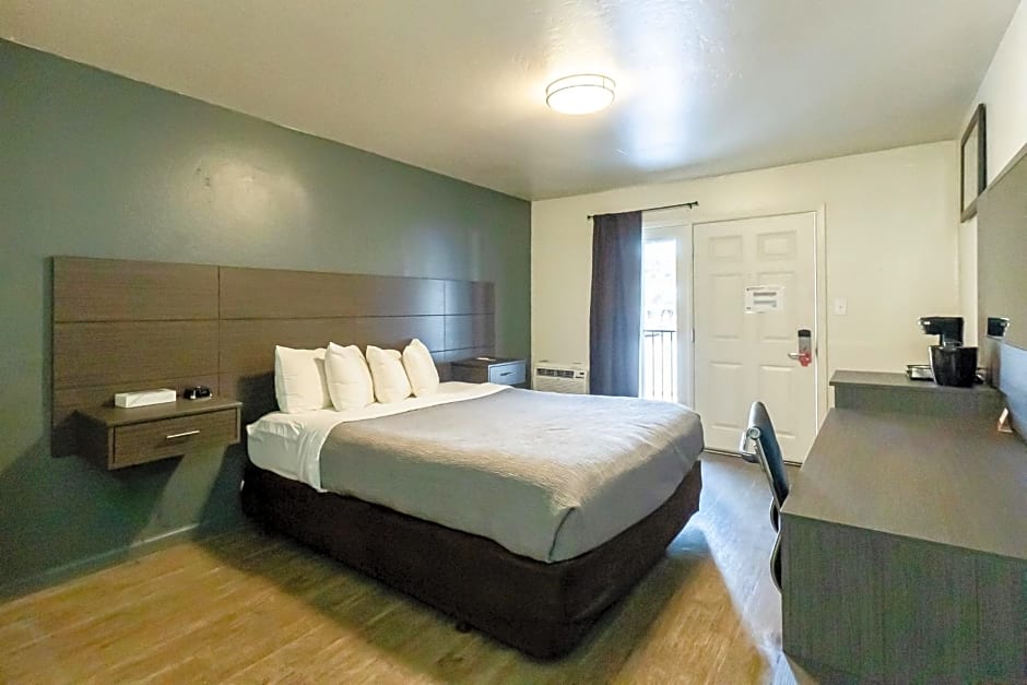 Econo Lodge Inn & Suites Heavenly Village Area