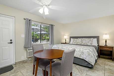 Queen Bed Room with Kitchenette