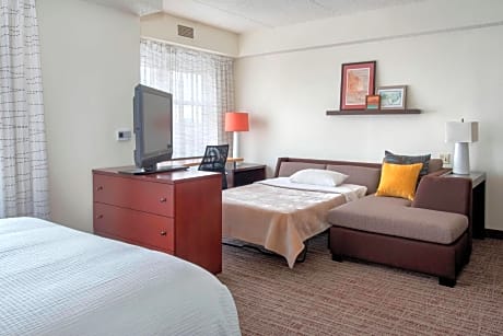 One-Bedroom Queen Suite with Sofa Bed - Mobility and Hearing Accessible