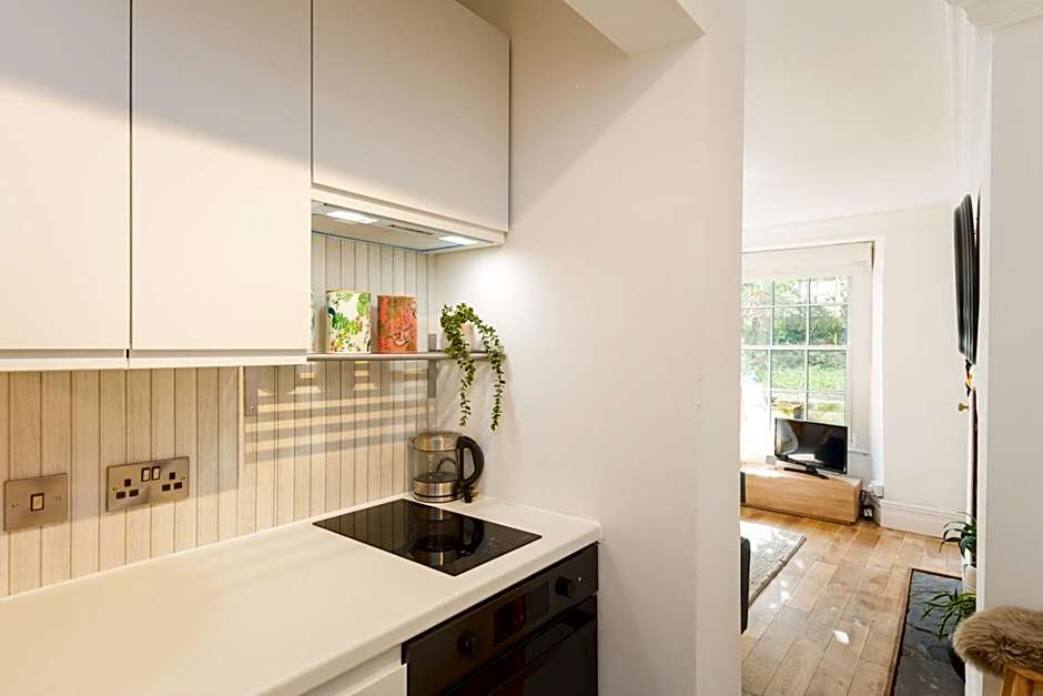 Idyllic Clifton Hideaway - Stunning Garden Flat