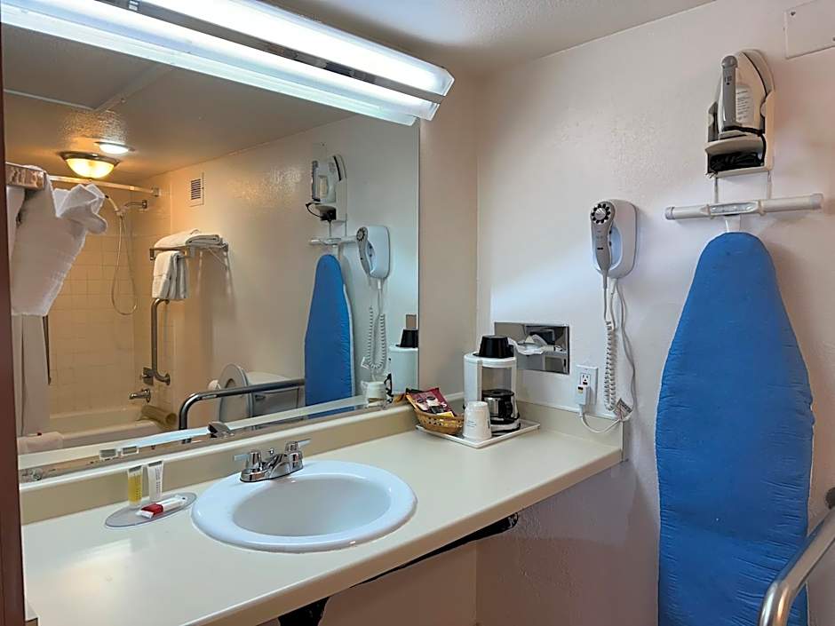 Howard Johnson by Wyndham Gallup