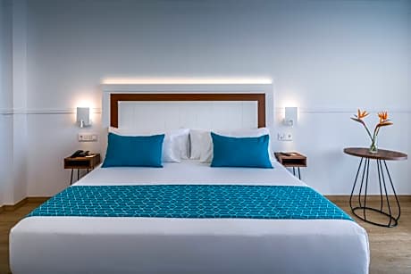 Superior Double or Twin Room with Side Sea View(2 Adults + 1 Child)
