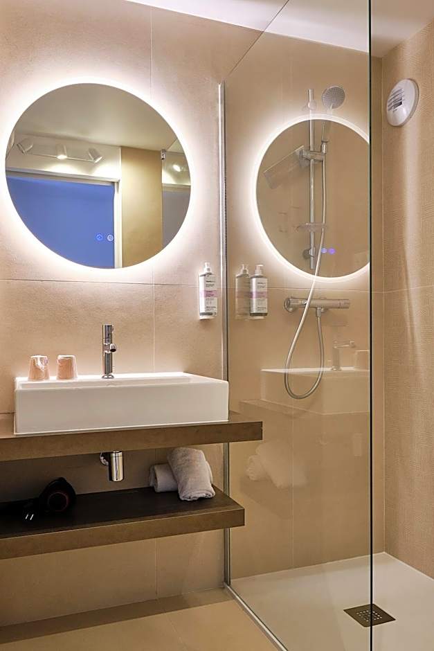 Artemia Aigues-Mortes - Hôtel avec piscine - Bornes électriques - Parking privé - Local vélo-moto