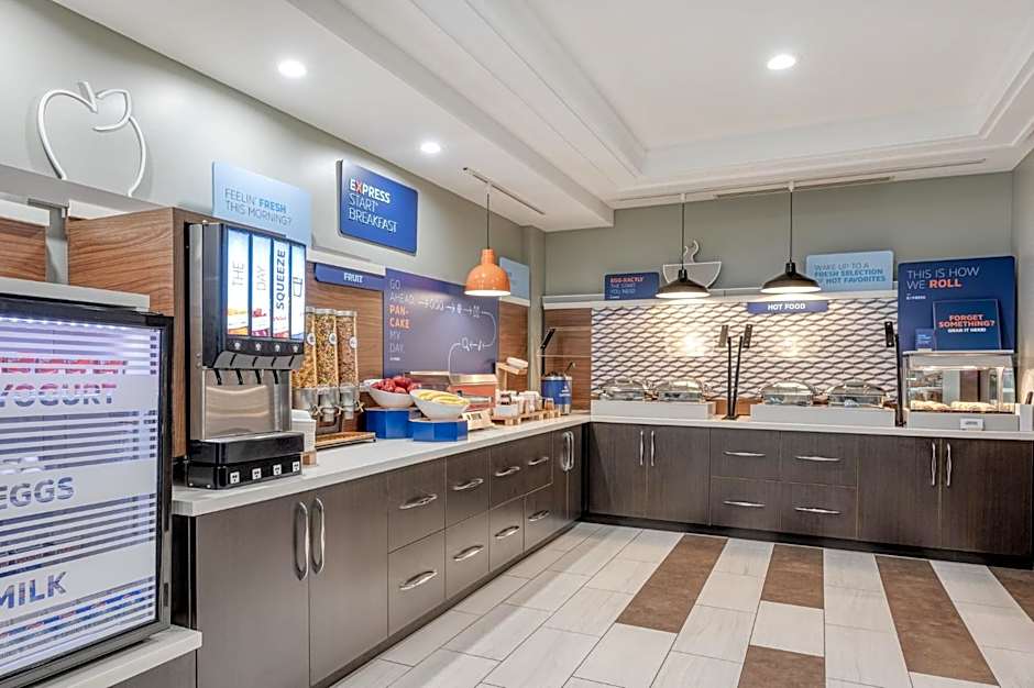 Holiday Inn Express Hotel & Suites Ottawa Airport By IHG