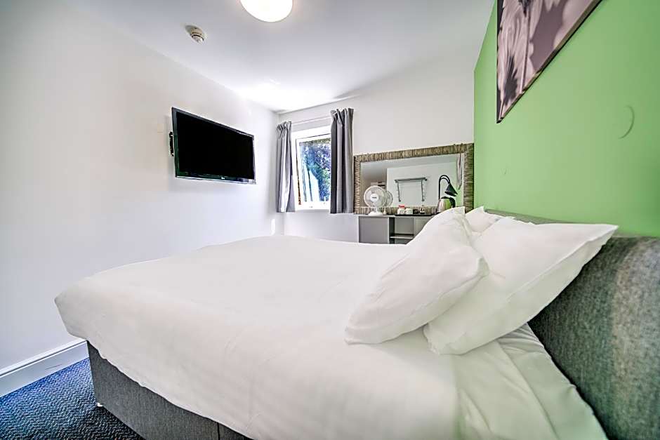 GO2 Gloucester Hotel by OYO