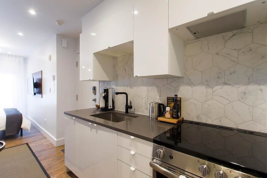 Scandinavian Studio with Full Kitchen and Bath by Den Stays