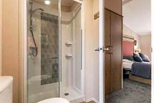 Primrose Lodge with Hot Tub