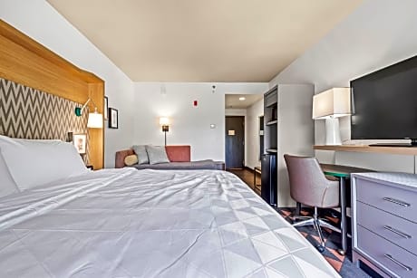 1 King Bed And 1 Double Bed Standard