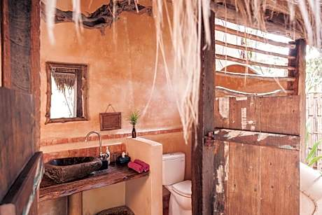 Bale with Private Bathroom with Free Return Boat from Kepo Harbor to Gili Asahan