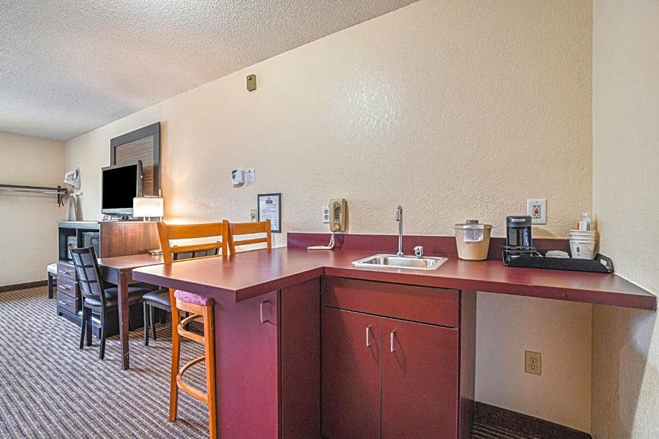 Days Inn & Suites by Wyndham Traverse City