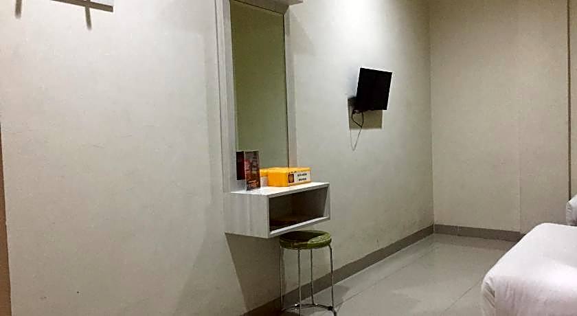 RedDoorz Plus @ Hotel Alden Makassar