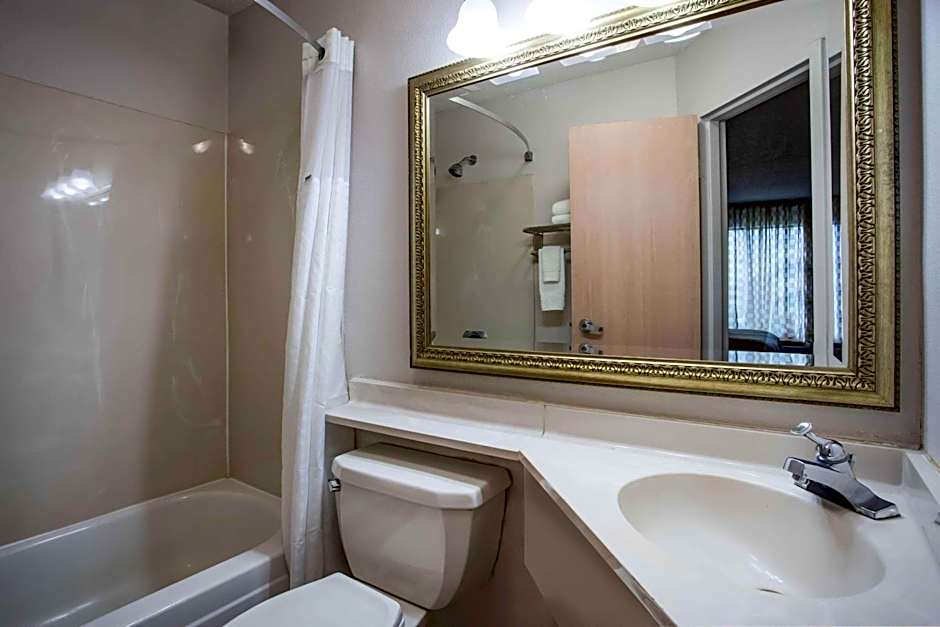 Travelodge by Wyndham Fort Wayne North – Fort Wayne, IN