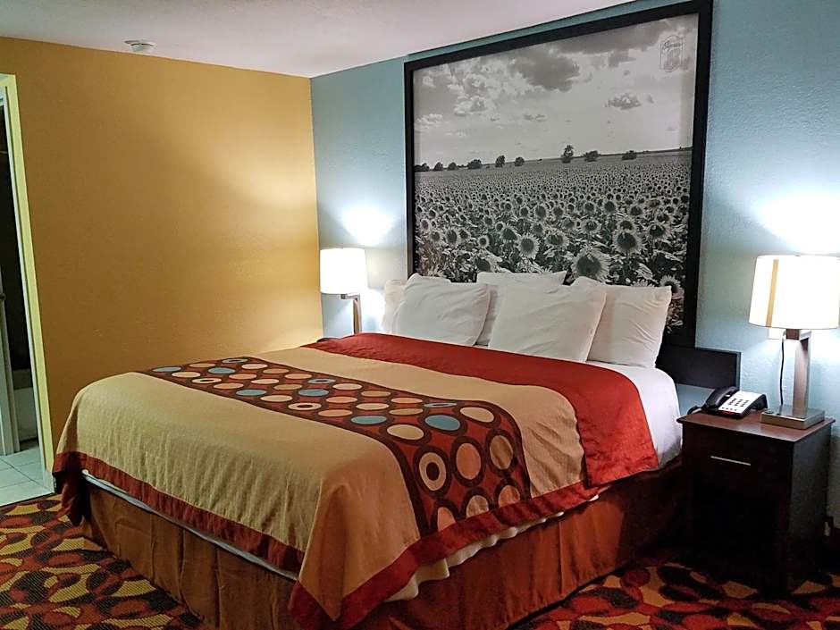 Super 8 by Wyndham Wichita Airport