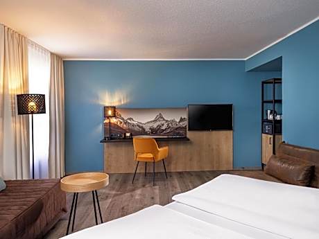 Family Room With 1 Kingsize Bed and 2 Single Beds