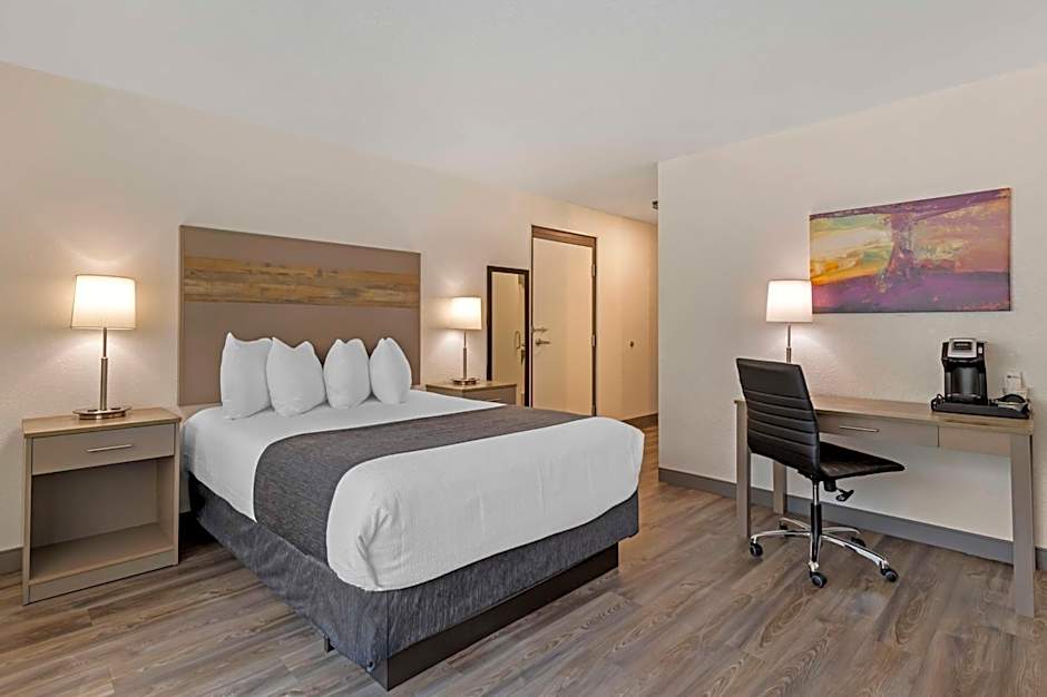 Photo 1 of 4 of 1 Queen Bed, Accessible, Roll in Shower