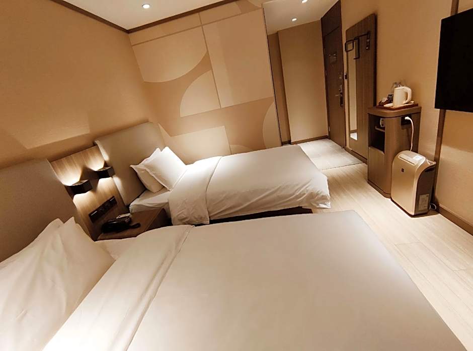 Hanting Hotel Qingdao Yan'an 3rd Road Zhiquan Road Metro Station