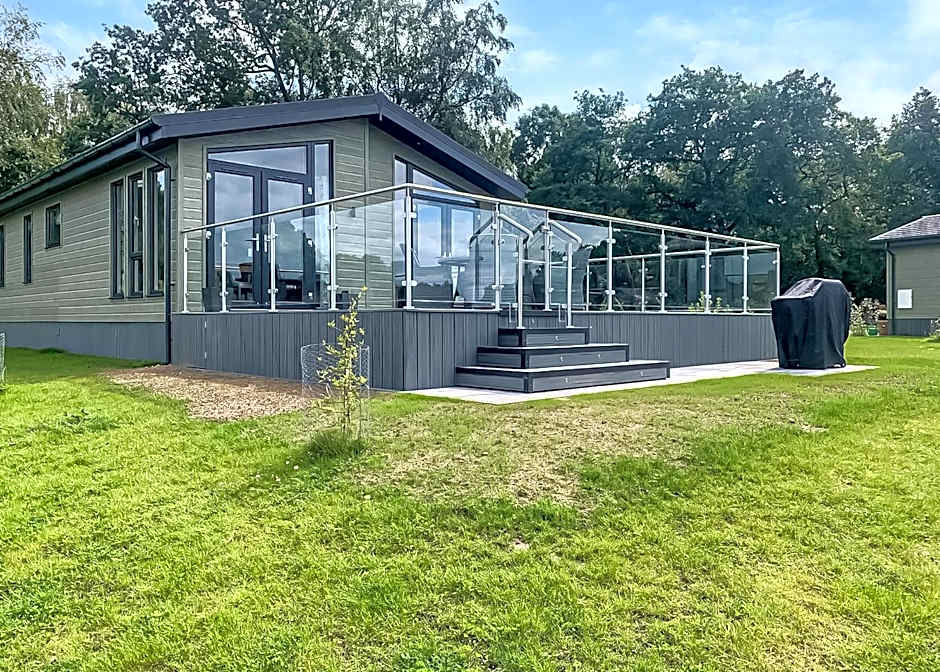 Lakeside Luxury Lodges