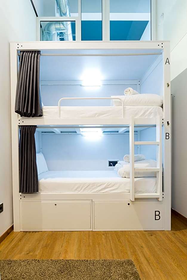 Airhostel Barcelona Airport 24h