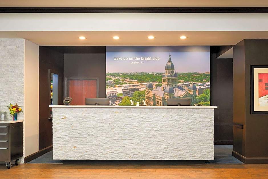 La Quinta Inn & Suites by Wyndham Denton - University Drive