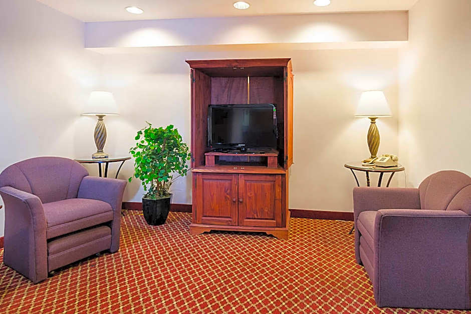 Econo Lodge Inn & Suites