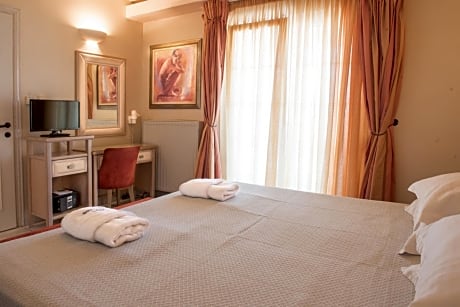 Deluxe Suite with Jacuzzi