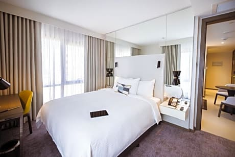 Family Suite - Queen and Twin Beds