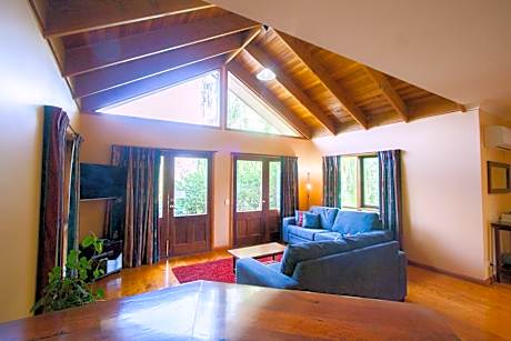 Three-Bedroom Villa with Garden View and Spa Bath
