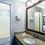 Upper Lake Inn & Suites