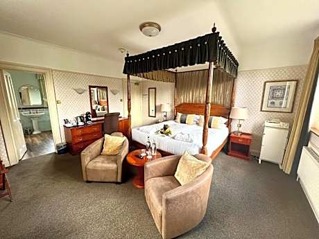 Four Poster Room