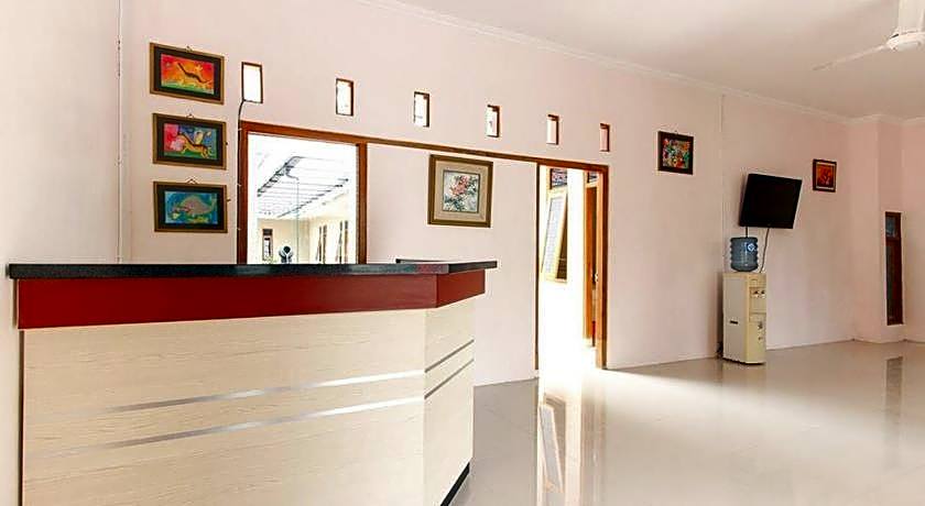 RedDoorz near Balekambang City Park