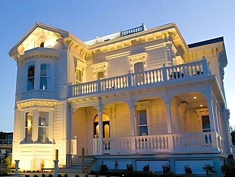 West Cliff Inn, A Four Sisters Inn